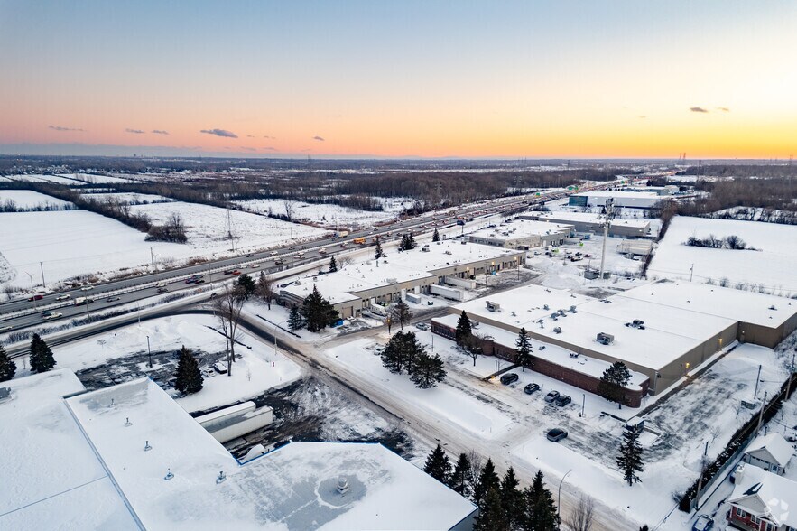 More Photos Of 1875-1905 Boul Lionel-Bertrand, Boisbriand Light Manufacturing For Lease
