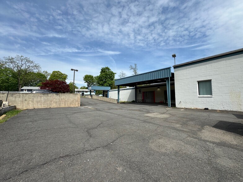 More Photos Of 195 Hudson St, Cornwall-on-Hudson Distribution For Lease