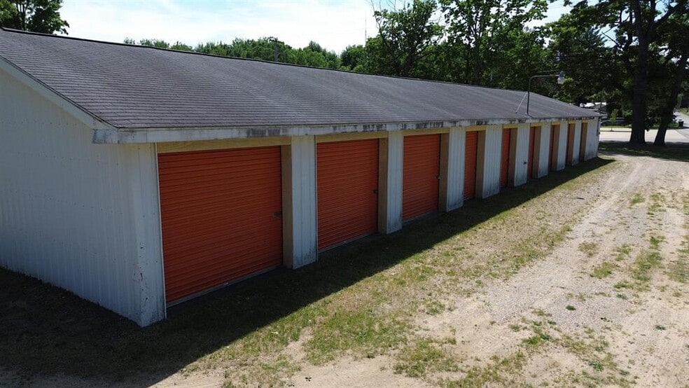 More Photos Of 307 S Bringold Ave, Lake Self Storage For Sale