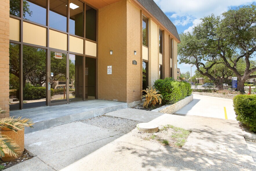 More Photos Of 4139 Gardendale St, San Antonio Office For Sale