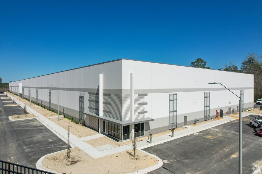 More Photos Of 565 Hinton Oaks Blvd, Knightdale Industrial For Lease