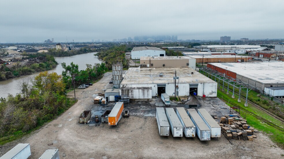 More Photos Of 700 Plastics, Houston Warehouse For Sale