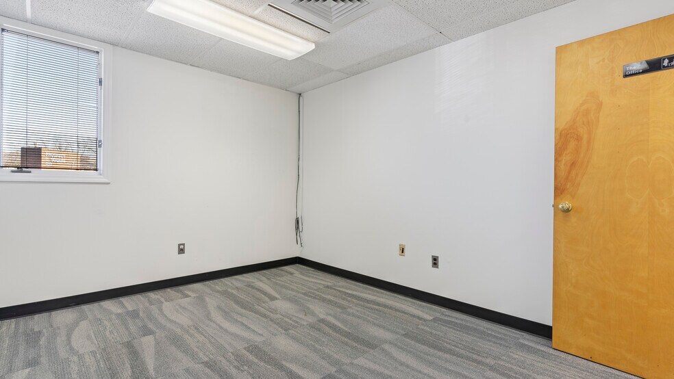 More Photos Of 10903 Indian Head Hwy, Fort Washington Office For Sale