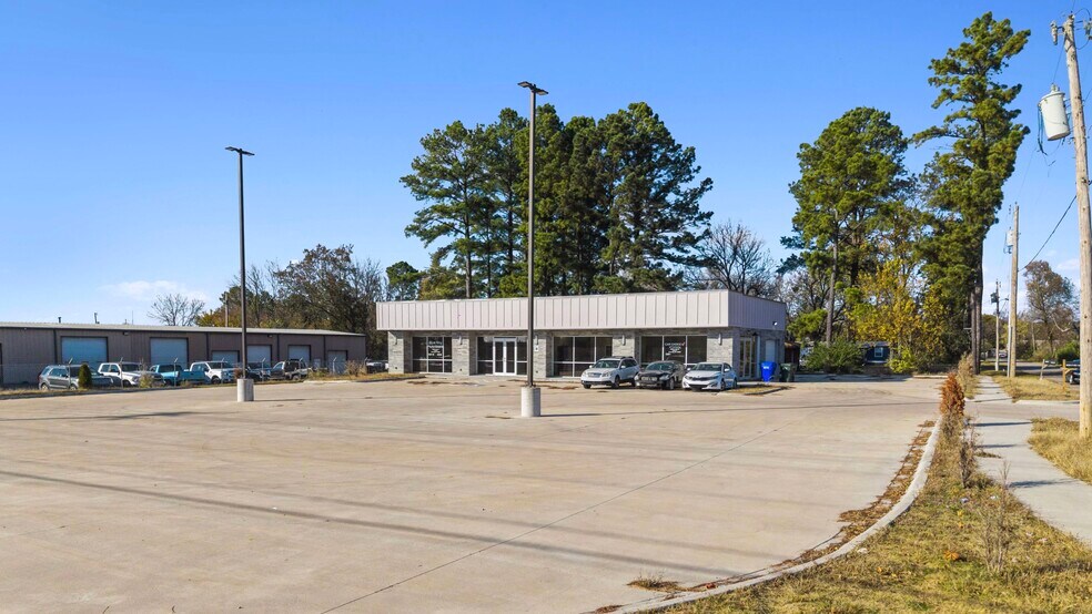 More Photos Of 1422 E Oak St, Conway Showroom For Sale