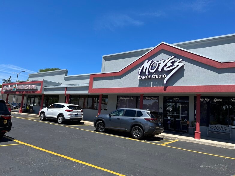 More Photos Of 921-925 E Roosevelt Rd, Wheaton Storefront For Lease