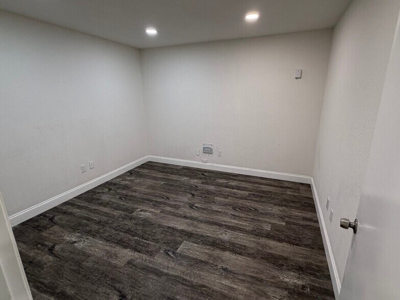 More Photos Of 5116 Sun Valley Dr, Fort Worth Flex For Lease