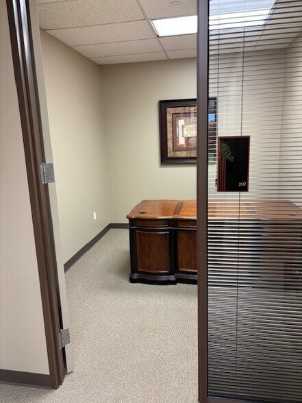 More Photos Of 5851 San Felipe St, Houston Office For Lease