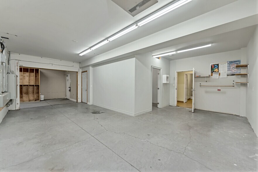 More Photos Of 585 Seacliff Dr, Kingsville Freestanding For Sale