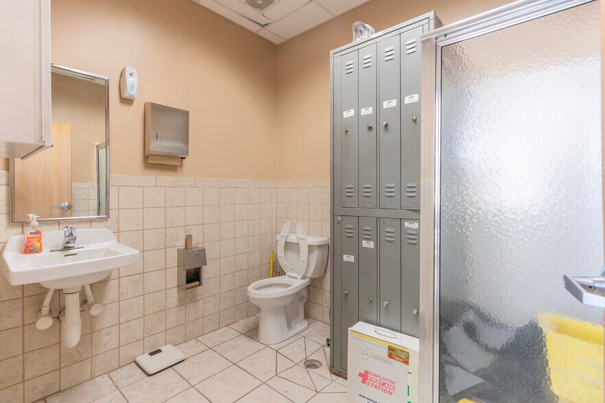 More Photos Of 1324-1328 SW Market St, Lee's Summit Warehouse For Lease