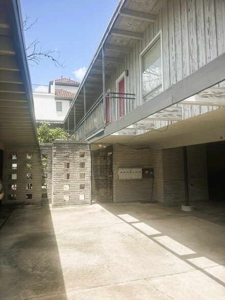More Photos Of 2414 Mimosa Dr, Houston Apartments For Sale