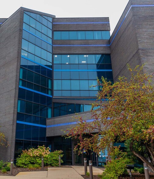 More Photos Of 55 Jewelers Park Dr, Neenah Office For Lease