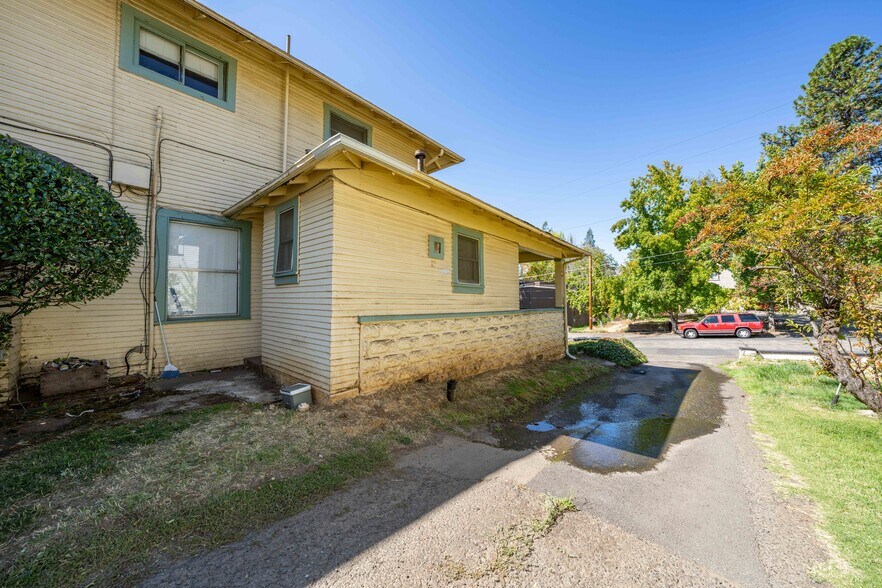 More Photos Of 807 NW 5th St, Grants Pass Apartments For Sale