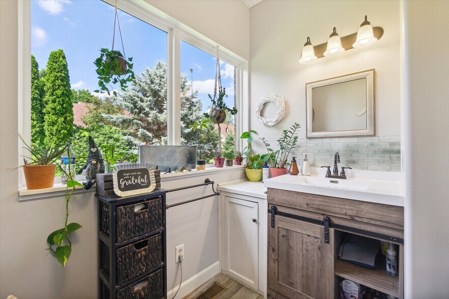 More Photos Of 701 E State St, Saint Johns Office For Sale