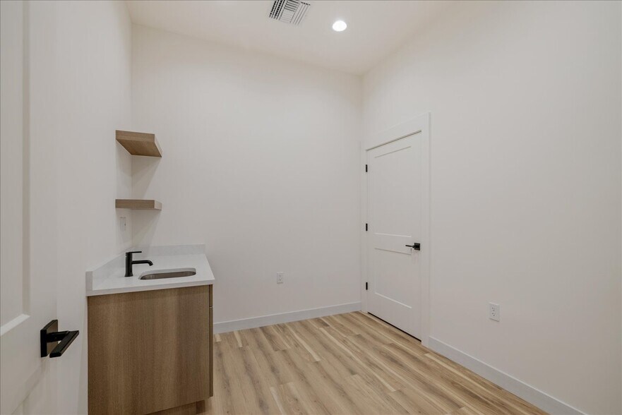 More Photos Of 2458 Mahan Dr, Tallahassee Medical For Lease