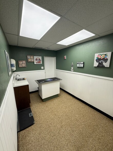 More Photos Of 7402 Indianapolis Blvd, Hammond Veterinarian Kennel For Lease