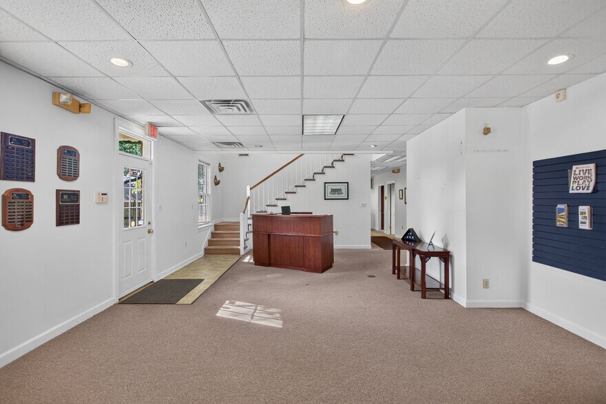 More Photos Of 800 Country Club Rd, Harrisonburg Office For Sale