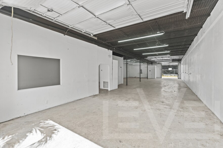 More Photos Of 3932 NE 5th Ave, Oakland Park Warehouse For Lease