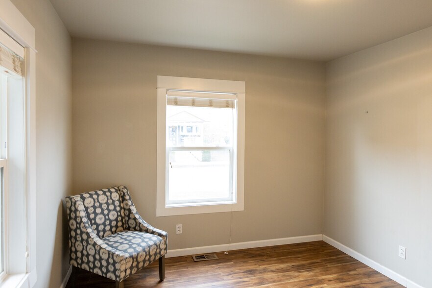 More Photos Of 1215 B St, Hood River Office For Sale