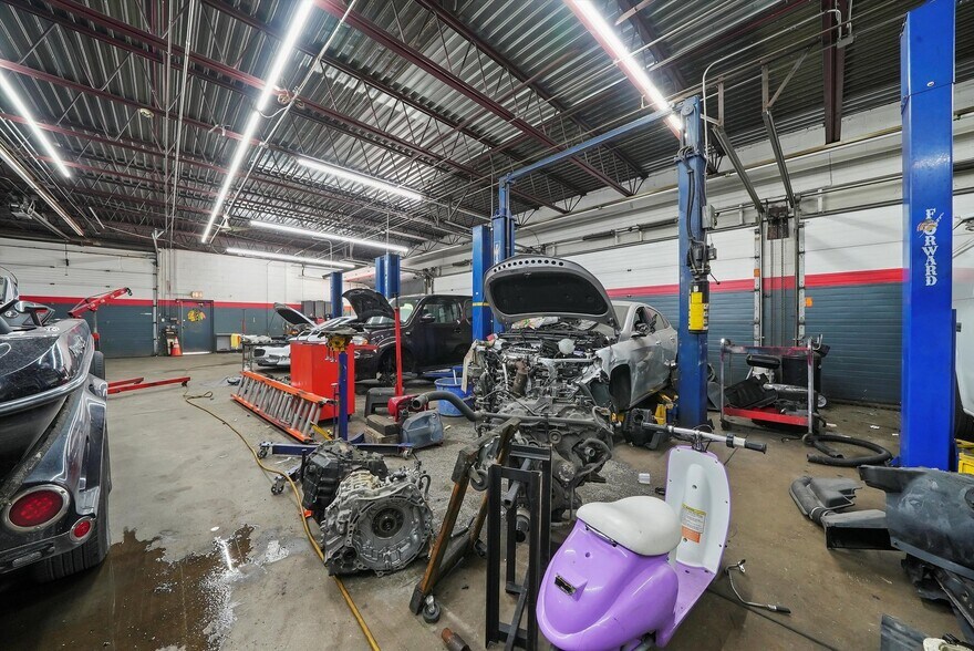 More Photos Of 2920 W 159th St, Markham Freestanding For Sale