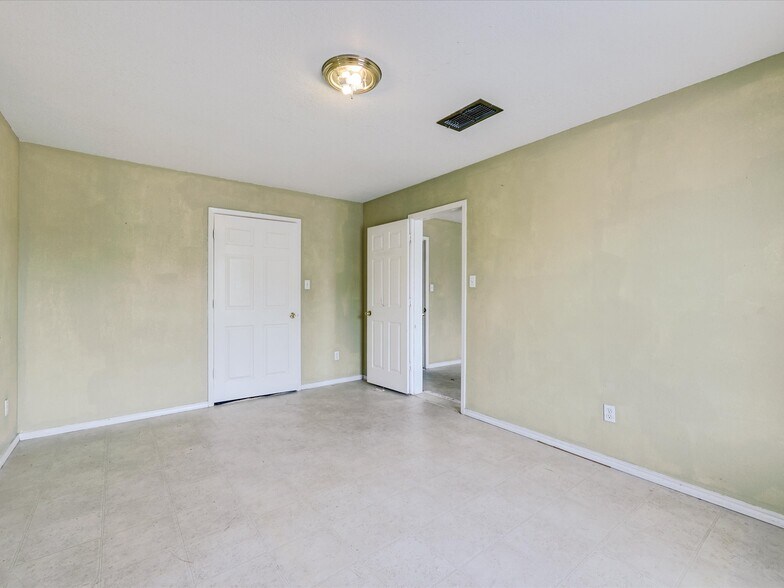 More Photos Of 1201 E Long Ave, Fort Worth General Retail For Sale