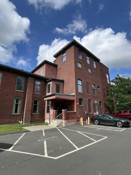 More Photos Of 158 Hartford Rd, Manchester Office Residential For Lease