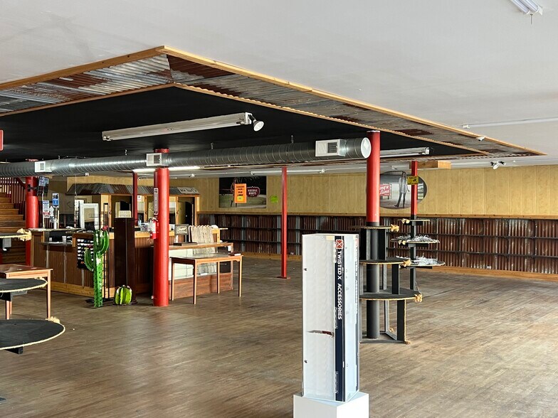 More Photos Of 110 E Chambers St, Cleburne General Retail For Sale