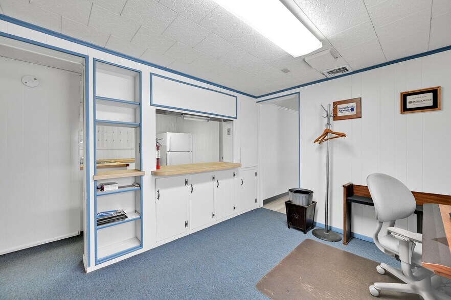 More Photos Of 26 N Railroad St, Palmyra Office For Sale