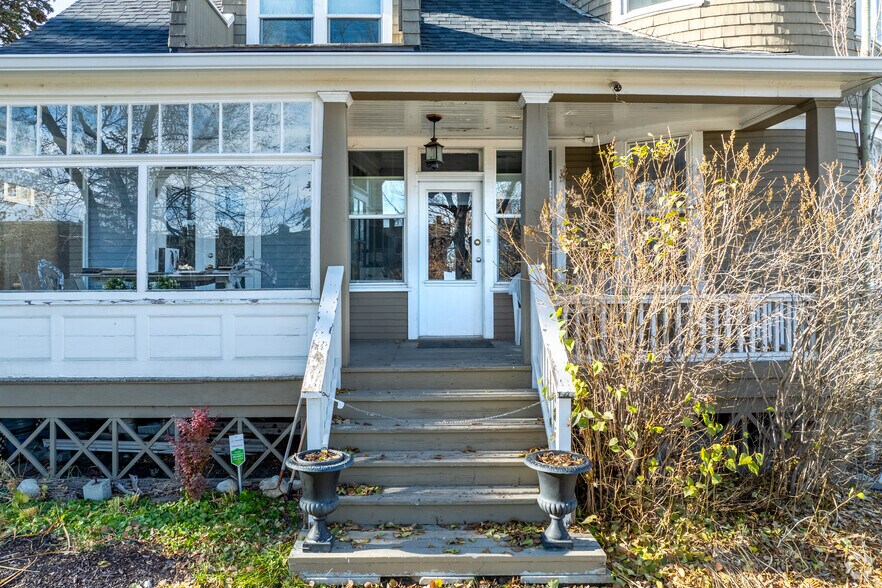 More Photos Of 1909 17th Ave SW, Calgary Office For Lease