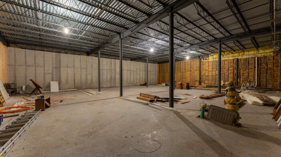 More Photos Of 4466 Horseshoe Bend Pky, Village Of Four Seasons General Retail For Sale