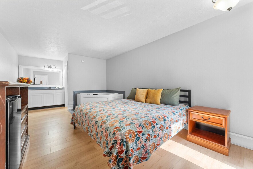 More Photos Of 1360 W Hwy 76, Branson Hotel For Sale