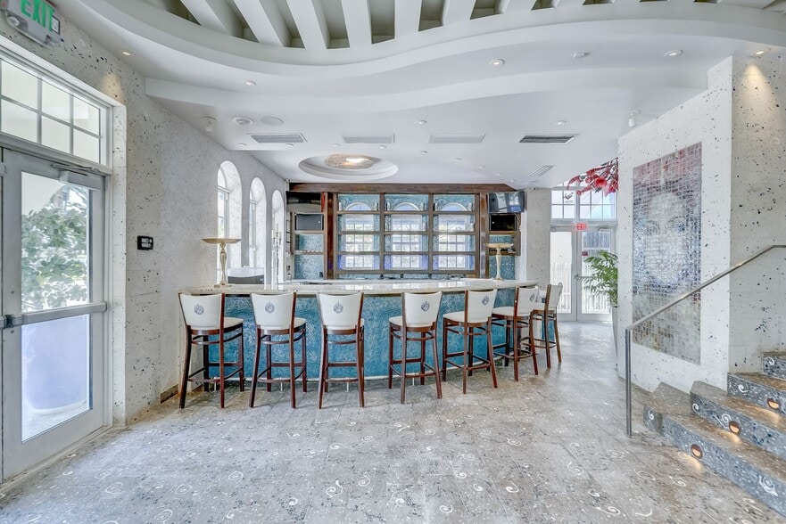 More Photos Of 820 Ocean Dr, Miami Beach Restaurant For Sale