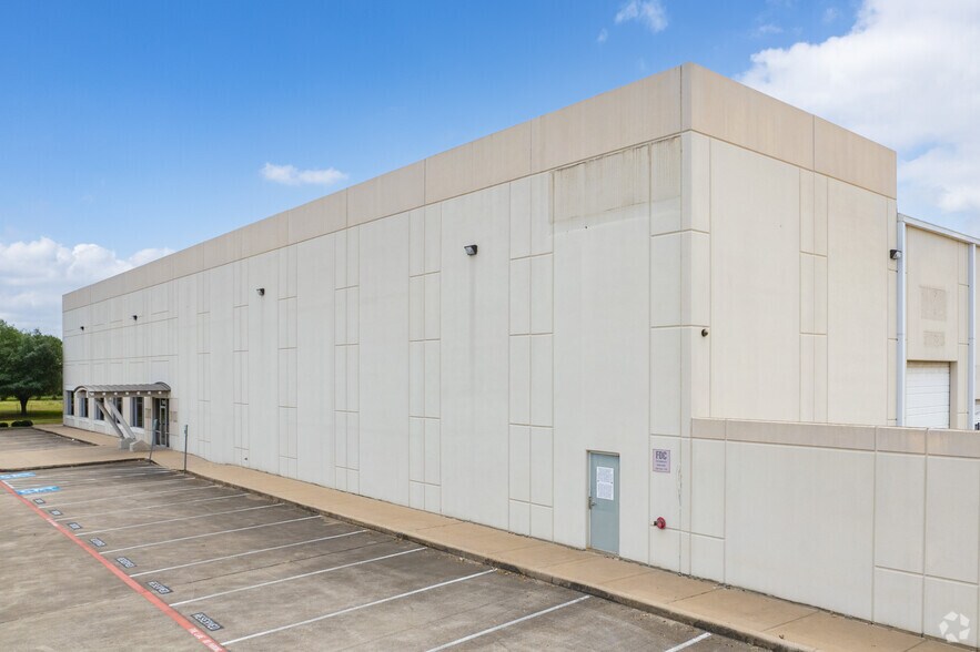 More Photos Of 7049 Brookhollow West Dr, Houston Distribution For Lease