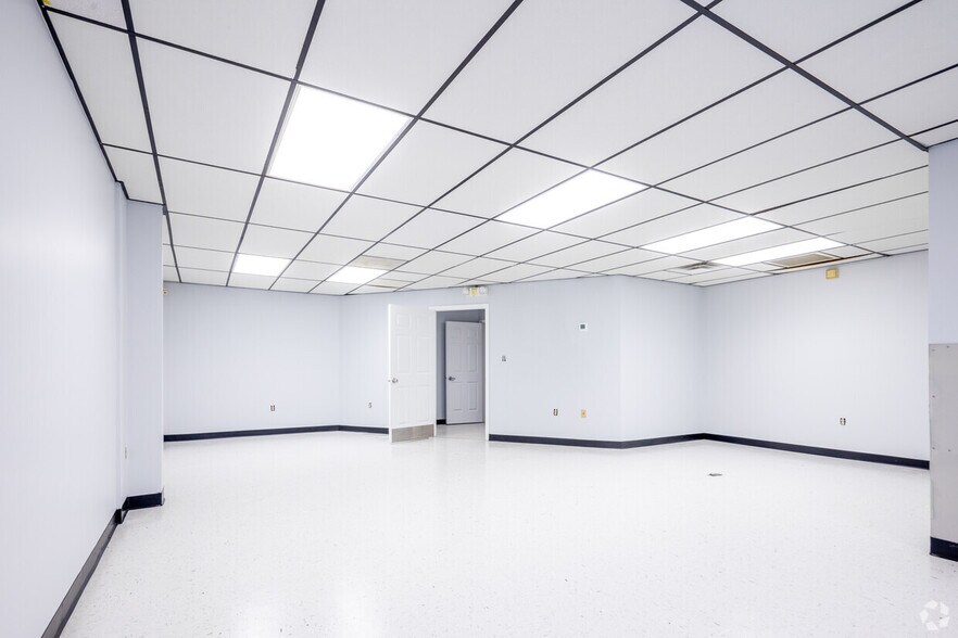 More Photos Of 1535 N Cogswell St, Rockledge Warehouse For Lease