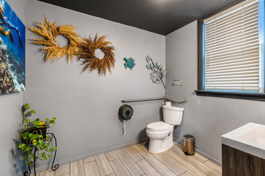 More Photos Of 3642 W 139th St, Hawthorne Movie Radio TVStudio For Lease