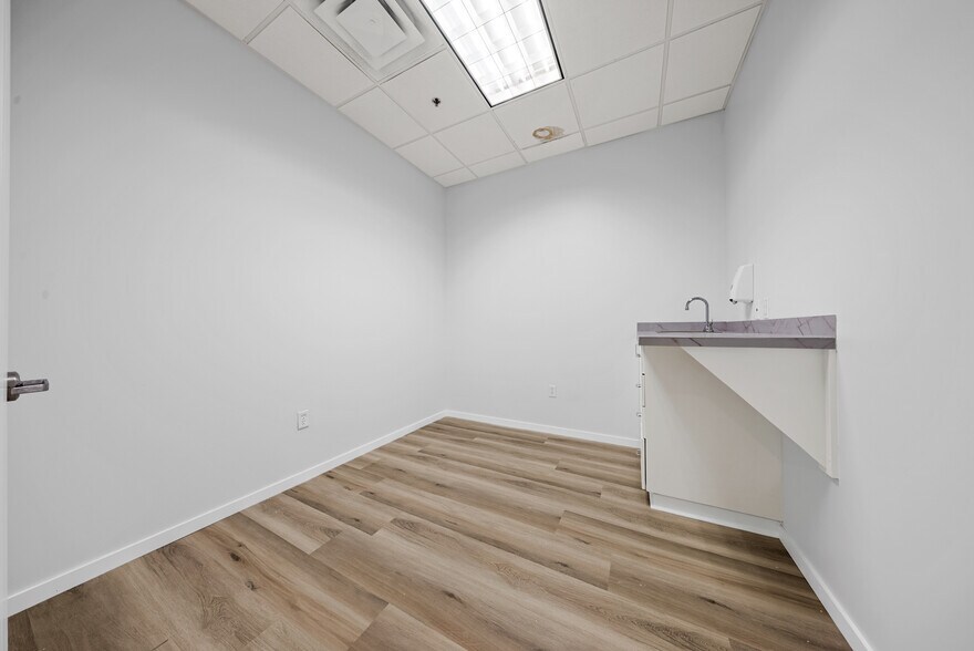 More Photos Of 882 S Kirkman Rd, Orlando Medical For Lease