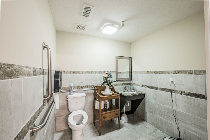 More Photos Of 1502 Westen St, Bowling Green Office For Sale