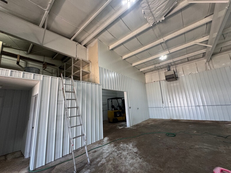 More Photos Of 10002 Express Dr, Highland Warehouse For Lease