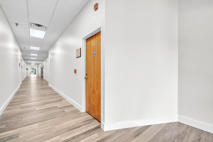 More Photos Of 1700 N Dixie Hwy, Boca Raton Office For Lease