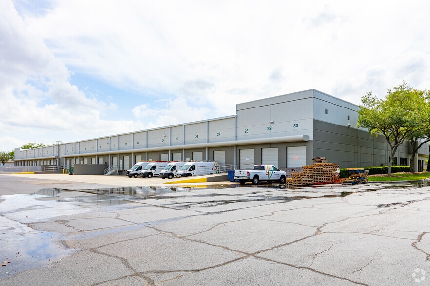 More Photos Of 7022 Tpc Dr, Orlando Unknown For Lease