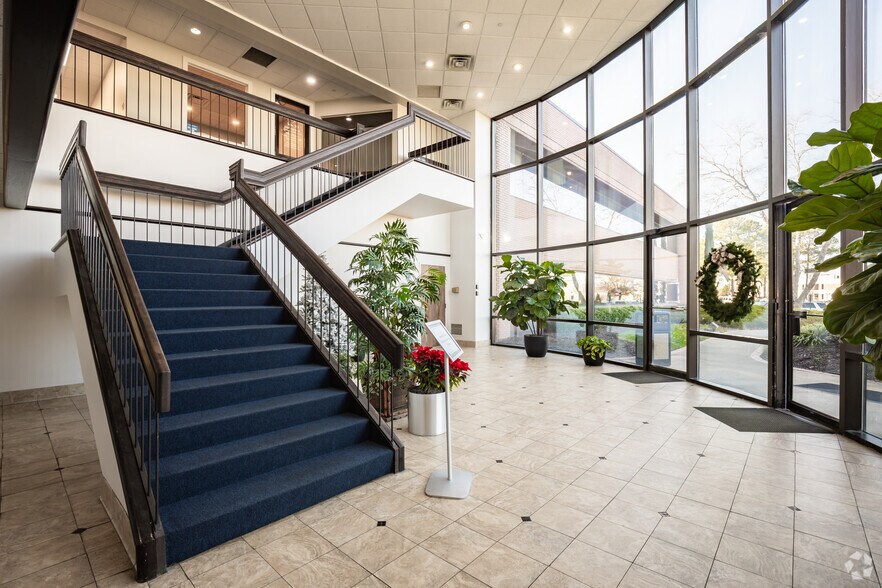 More Photos Of 840 Greenbrier Cir, Chesapeake Office For Lease