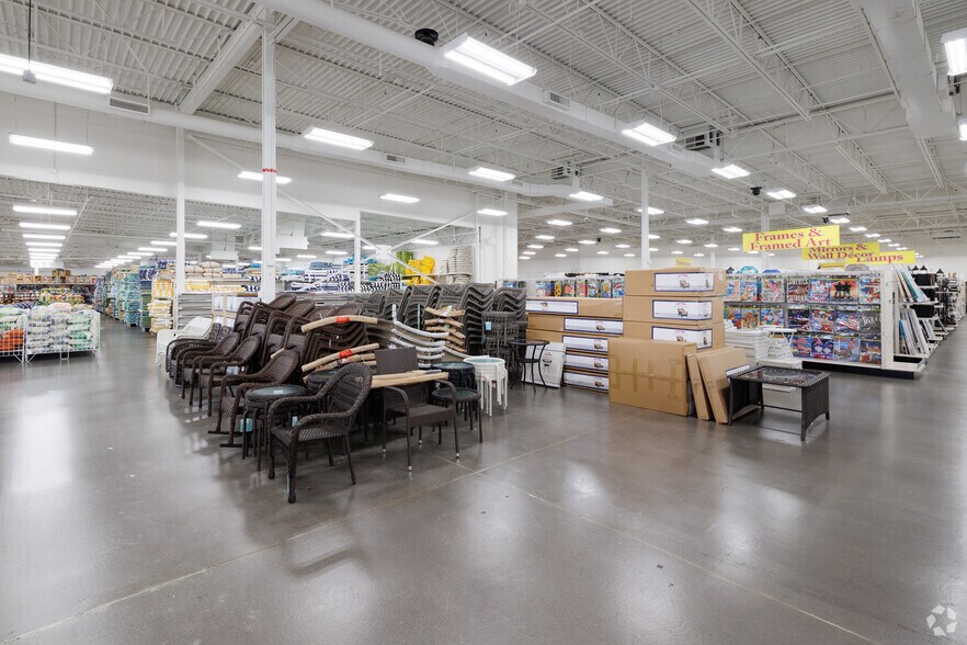 More Photos Of 109-297 N Seven Oaks Dr, Knoxville Freestanding For Lease