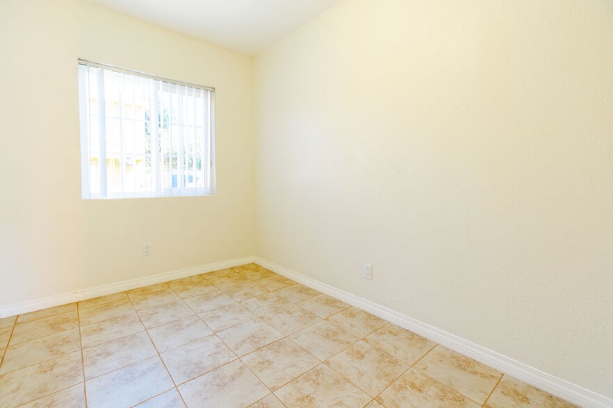 More Photos Of 405-411 1/2 E Esther St, Long Beach Apartments For Sale