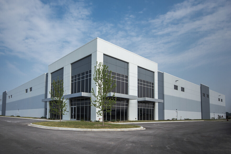 Primary Photo Of W210 N12975 Gateway Crossing Xing, Richfield Industrial For Lease