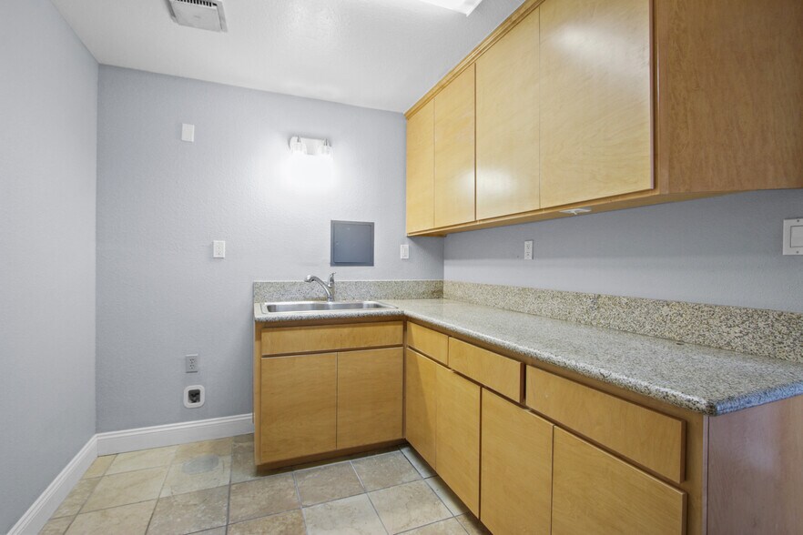 More Photos Of 1240 N Jefferson St, Anaheim Warehouse For Sale