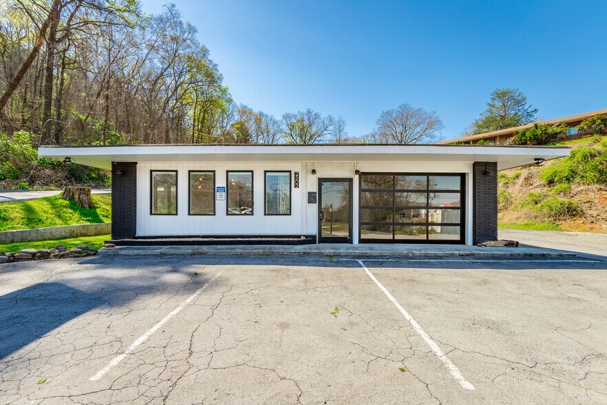 More Photos Of 2502 Cummings Hwy, Chattanooga General Retail For Sale