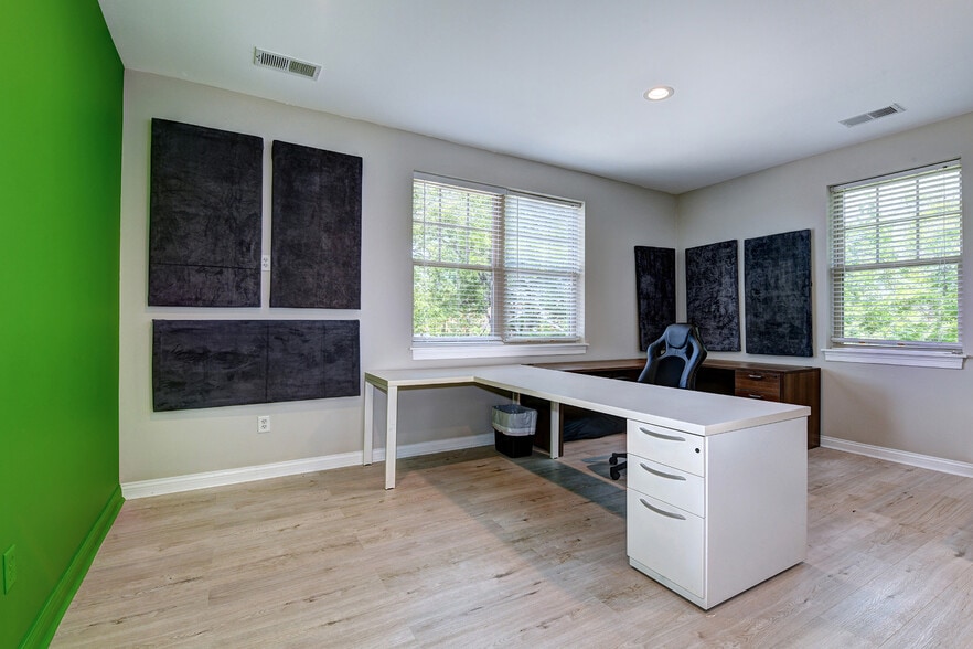 More Photos Of 10609-10611 Watterson Center Ct, Louisville Office For Sale