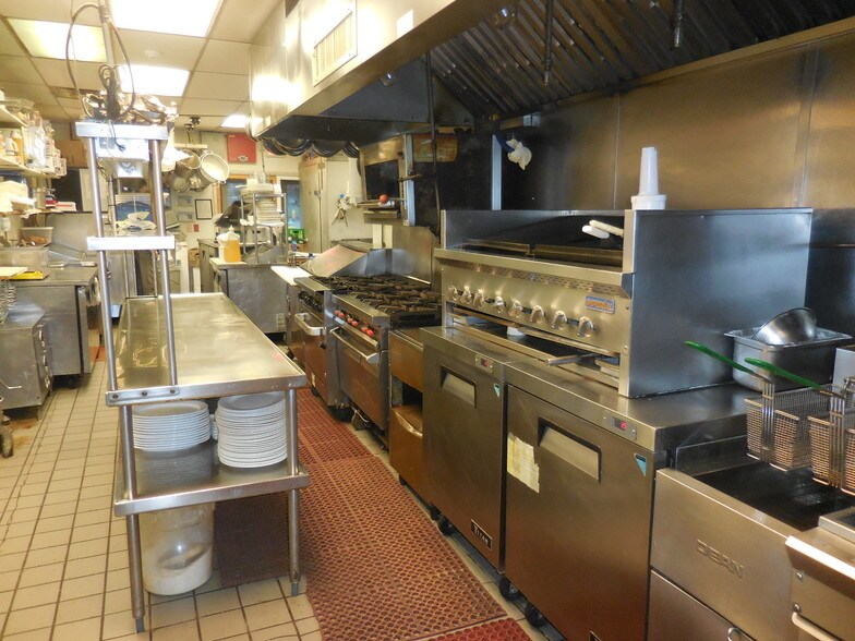 More Photos Of 40 Front St, Newburgh Restaurant For Lease