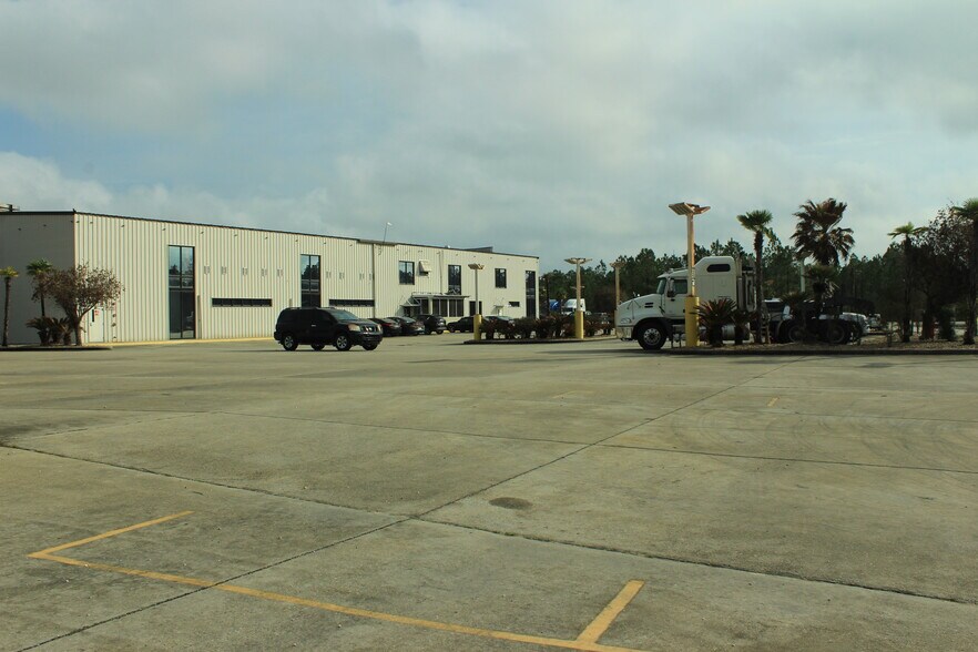 More Photos Of 9140 Canal Rd, Gulfport Light Distribution For Sale