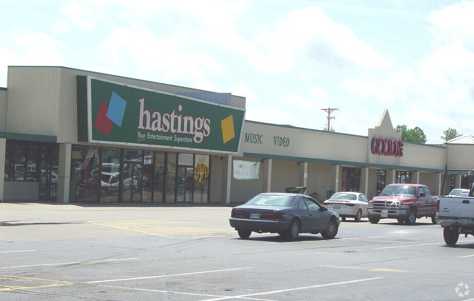 More Photos Of 721-727 N Charles St, Warrensburg General Retail For Lease