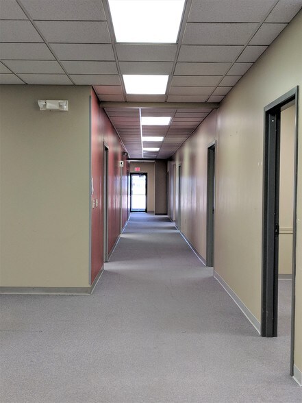 More Photos Of 901 W Main St, El Paso Office For Sale